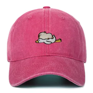 Detail einer rosa gewaschenen Baseballkappe mit süßer Capybara- und Gänse-Stickerei.