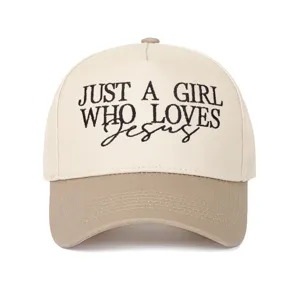 Vue détaillée de la casquette bicolore brodée avec le slogan religieux