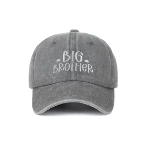 Vista dettagliata del cappellino da baseball in denim grigio lavato con ricamo BIG BROTHER