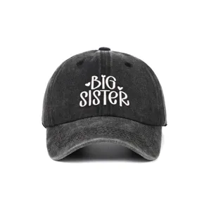 Dettaglio del ricamo Big Sister su un berretto da baseball in denim nero lavato