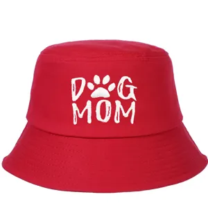 Primer plano del sombrero de pescador en algodón rojo con bordado DOG MOM
