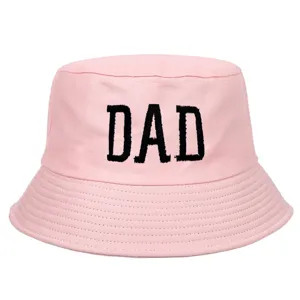 Vista detallada de un gorro de pescador de algodón rosa con bordado de letras DAD negras
