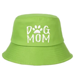 Detalle de un sombrero de pescador de algodón verde brillante con bordado DOG MOM