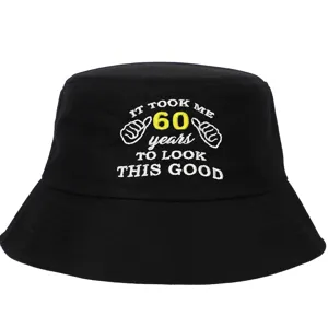 Vue détaillée de la broderie 'IT TOOK ME 60 years' sur ce chapeau de pêcheur noir