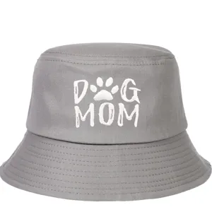 Primer plano de un sombrero de pescador de algodón gris con bordado blanco DOG MOM