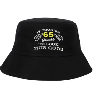 Vue détaillée d'un chapeau bob en coton noir avec broderie pour le 65e anniversaire