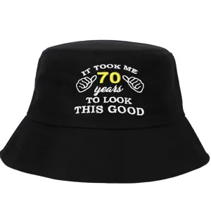 Gros plan sur la broderie de qualité d'un chapeau bob noir en coton pour cadeau de 70 ans