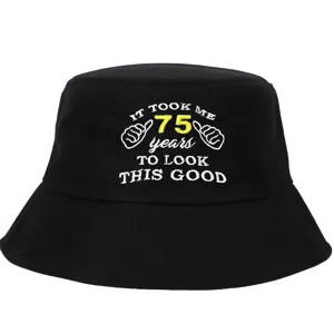 Détail du slogan brodé '75 years' sur un chapeau bob en coton noir de qualité supérieure