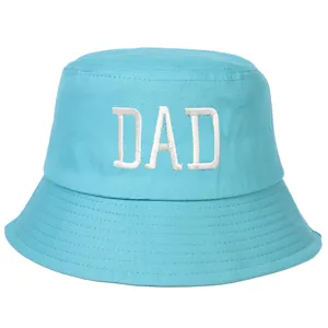 Detalle de cerca de un sombrero de pescador azul con bordado blanco DAD de algodón