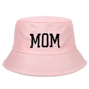 Vista detallada de sombrero de pescador de algodón rosa con bordado de letras MOM