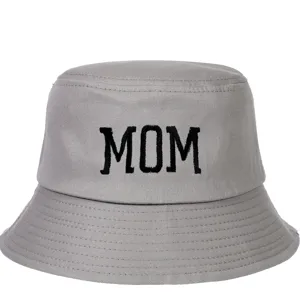 Detalle de un sombrero de pescador de algodón gris con bordado MOM negro en estilo vintage.