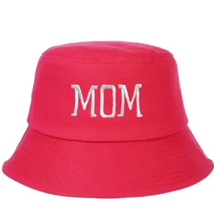 Vista detallada de un sombrero de pescador rosa con un bordado MOM blanco delante