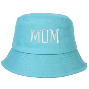 Vista detallada de un gorro de pescador de algodón azul claro con bordado blanco MOM