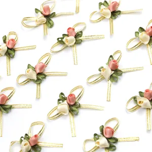 Detailaufnahme von Schleifen mit Rosen aus Band, ideal für Geschenkschachteln und Hochzeiten.