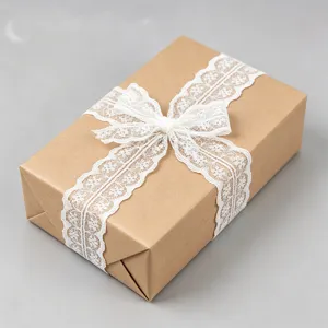 Weisse spitzenband geschenkbox verpackung, vintage kraftpapierschachtel mit schleife für diy.