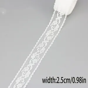 Nahaufnahme Detail von weißer Hohlspitze, 2.5cm Breite, ideal für Nähen und DIY Handwerk.