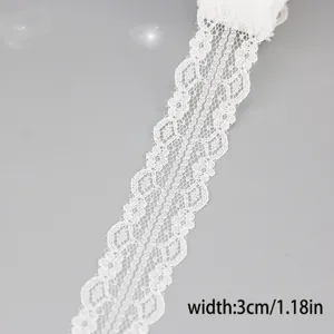 Weißer Spitzenbeschnitt Detailansicht, ideal für DIY Nähen, Handwerk und Geschenkverpackung.