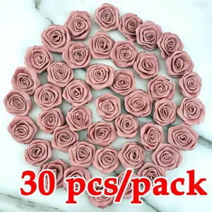 Vista detallada de 30pcs 4cm rosas de cinta rosa para decoración artesanal de sombreros de bricolaje.