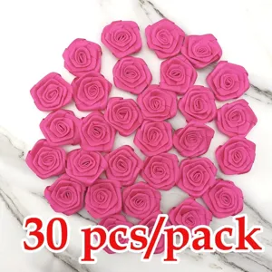 Detalle de primer plano de capullos de rosa de satén rosa, flores para manualidades.