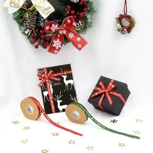 Bobine di nastri dorati di Natale per confezionamento di regali festivi e decorazioni fai da te.