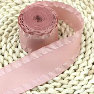 Nastro in raso arricciato rosa largo 4cm, perfetto per confezione regalo e decorazione.