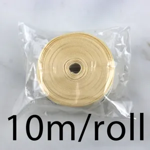 Gros plan détaillé d'un ruban de satin jaune clair enroulé dans un sac d'emballage transparent.