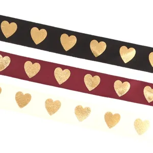 2.5cm goudfolie hartjes lint detail, premium satijn stof voor cadeauverpakking en decor.