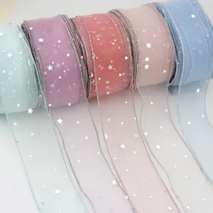Rollo de cinta de organza transparente con estrellas plateadas, detalle de 5 cm textura suave.