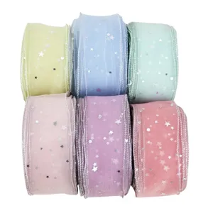 Cinta organza multicolor 5cm con estrellas plateadas para envolver regalos y manualidades.