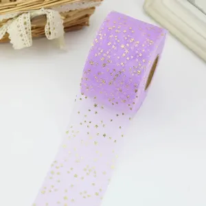Lila Tüllband Rolle mit goldenen Sternen, Detailaufnahme für Geschenkverpackung.