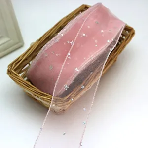 Detalle de cinta organza estrella rosa, patrón de estrella brillante para envolver regalos.