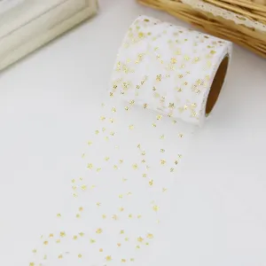 Nahaufnahme von weißem Tüllband mit Goldstern-Druck für Blumengeschenkverpackung.