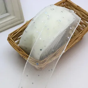 Cinta de organza blanca transparente de 5 cm con estrellas plateadas, ideal para regalos y flores.