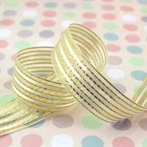 Dettaglio in primo piano del nastro decorativo a righe bianco e oro da 15 mm per regali.