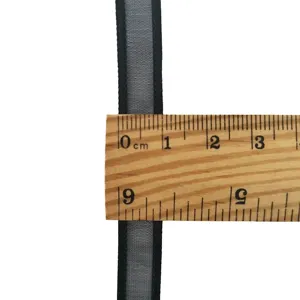 Primo piano dettagliato della misurazione della larghezza del nastro nero da 10 mm con righello.