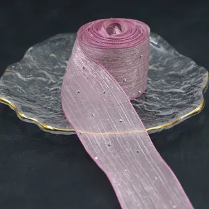 Nahaufnahme des 4cm rosa Blasen Plissee Strass Netzbandes fuer Blumen und Kuchenverpackung.