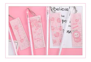 Détail de stylos gel roses avec des pendentifs règle pêche pailletés pour les écoliers