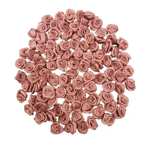 Vista detallada de mini rosas de cinta de saten, flores de tela rosa para decoracion.