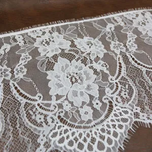 Weisse Wimpernspitze Stoff Borte, 27cm breites filigranes Blumenspitzenband fuer Brautkleid.