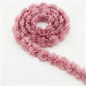Detalle de cinta de encaje de flor de gasa, rosa accesorio de costura DIY primer plano
