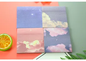 Detailansicht quadratischer Haftnotizen mit verträumten Sternenhimmel- und Wolkenmotiven.