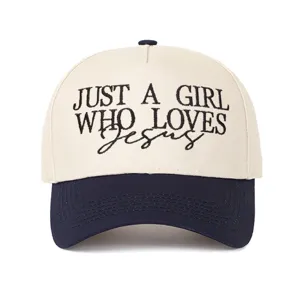 Vue détaillée de la broderie 'Just a girl who loves Jesus' sur la casquette.