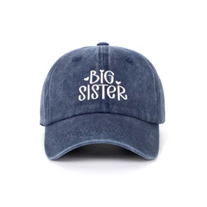Primo piano del cappello da baseball in denim lavato blu con ricamo BIG SISTER e cuori