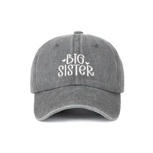 Dettaglio cappellino baseball denim grigio lavato con ricamo Big Sister e cuoricini