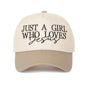 Détail de la broderie 'JUST A GIRL WHO LOVES JESUS' sur casquette bicolore