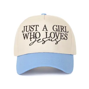 Vue de face d'une casquette bicolore avec broderie 'JUST A GIRL WHO LOVES Jesus'