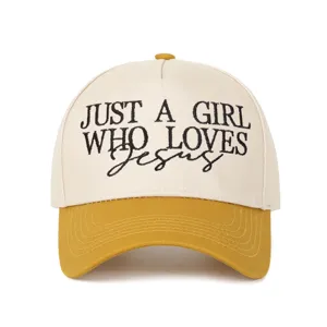 Casquette bicolore avec broderie frontale 'Just a Girl Who Loves Jesus' de face.