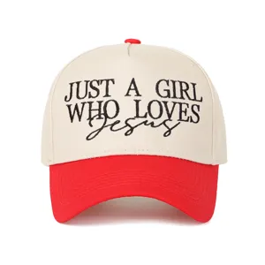 Vue détaillée de la broderie Just a Girl Who Loves Jesus sur une casquette trucker beige et rouge