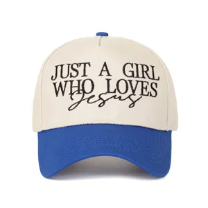 Vue détaillée de la casquette de camionneur brodée avec le texte Just a Girl Who Loves Jesus