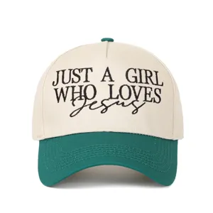 Zoom sur la broderie 'Just a girl who loves Jesus' sur casquette baseball bicolore
